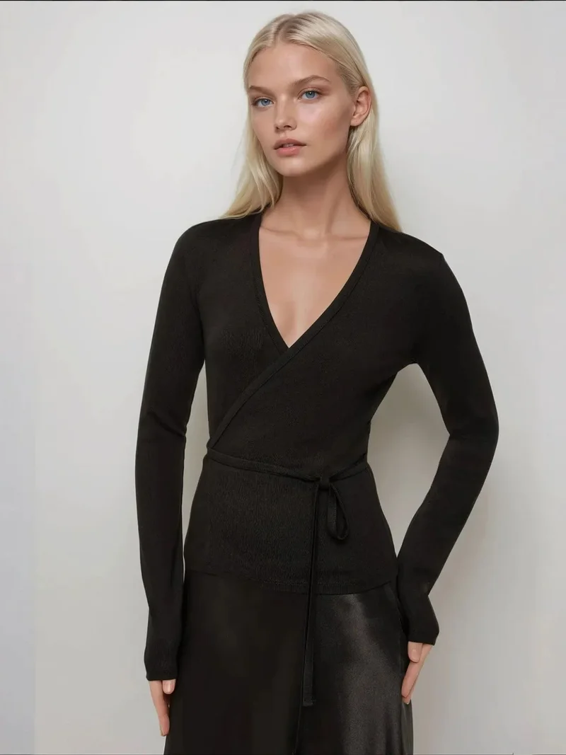 هيكاب بلوزة فيسكوز بأكمام طويلة وياقة على شكل حرف  من نسيج محبوك ناعم