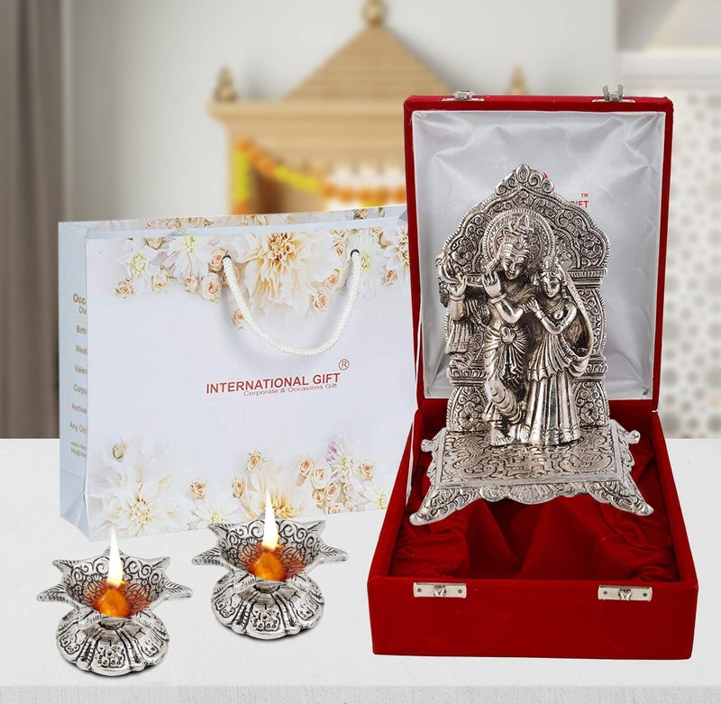 INTERNATIONAL GIFT إنترناشيونال جيفت® تمثال رادها كريشنا الفضي بلمسة أكسدة فضية مع مجموعة 2 ديا في صندوق مخملي فاخر أحمر (18 سم X 10 سم X 10 سم) - Image 1