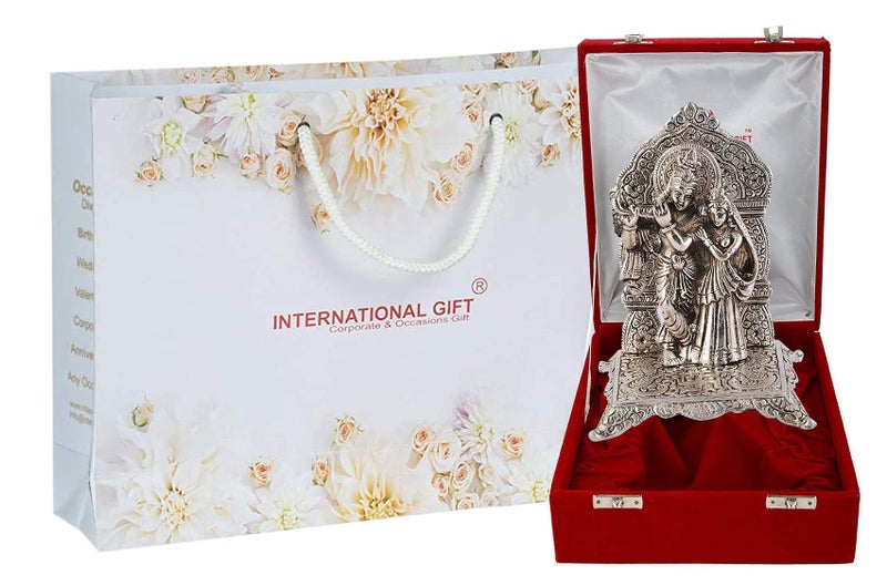 INTERNATIONAL GIFT إنترناشيونال جيفت® تمثال رادها كريشنا الفضي بلمسة أكسدة فضية مع مجموعة 2 ديا في صندوق مخملي فاخر أحمر (18 سم X 10 سم X 10 سم) - Image 4