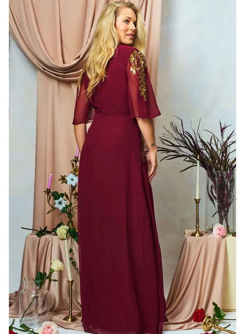 هوب اند ايفي فستان ماكسي مزين بفتحة صدر عميقة وأكمام فراشة