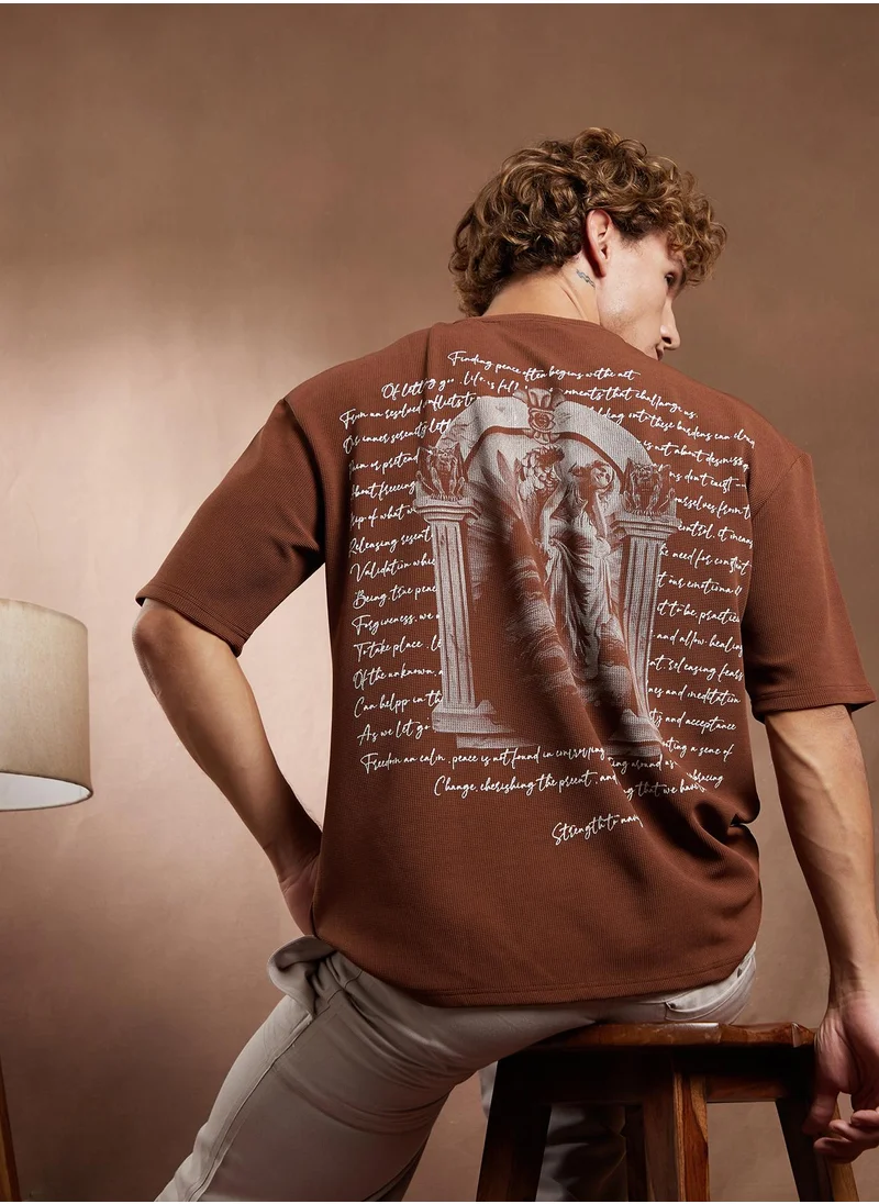كامبوس سوترا Campus Sutra Men's Mocha Brown Boxy Mytho-Modernism T-Shirt For Casual Wear | Crew Neck | Short Regular Sleeves | Pull On Closure | T-Shirt Crafted With Comfort Fit For Everyday Wear