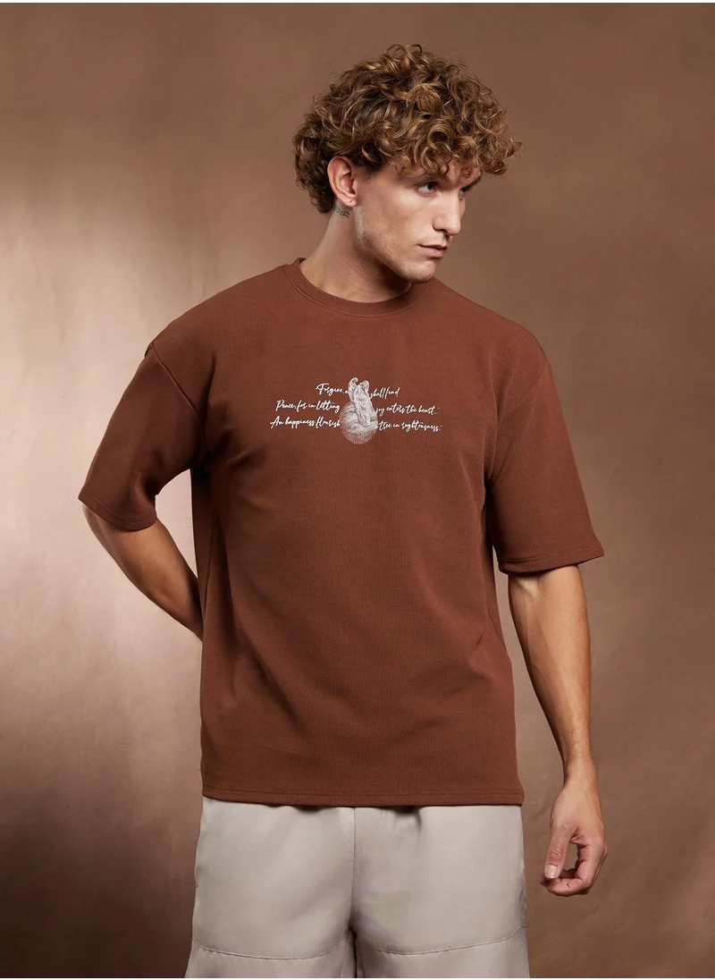 كامبوس سوترا Campus Sutra Men's Mocha Brown Boxy Mytho-Modernism T-Shirt For Casual Wear | Crew Neck | Short Regular Sleeves | Pull On Closure | T-Shirt Crafted With Comfort Fit For Everyday Wear