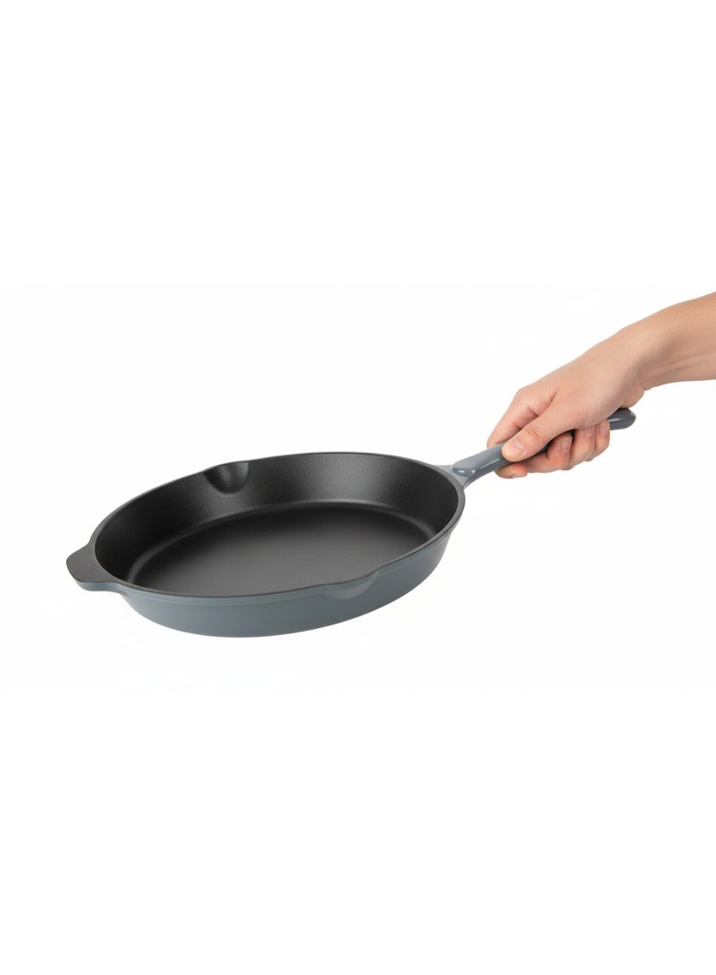 مقلاة حديد زهر Cast Iron Skillet بحجم 10 إنش للطهي والشوي والقلي مع توزيع حرارة متساوي واحتفاظ حراري عالي – مقلاة طهي ثقيلة بيد مريحة وصنبور صب جانبي للشوربة والزيوت – مناسبة للموقد الغاز والكهرباء والاندكشن والفرن حتى درجات حرارة عالية – مقلاة غير لاصقة بعد التتبيل وممتازة لتحمير اللحوم والخضروات والبيض والبانكيك وتحضير الفاهيتا والأطباق المشوية داخل المنزل وخارج المنزل وعلى الشواية والمخيم – متينة تدوم لسنوات ومصممة للطهاة والمستخدمين المحترفين وتوفر أداءً ثابتًا للطهي الصحي - Image 4