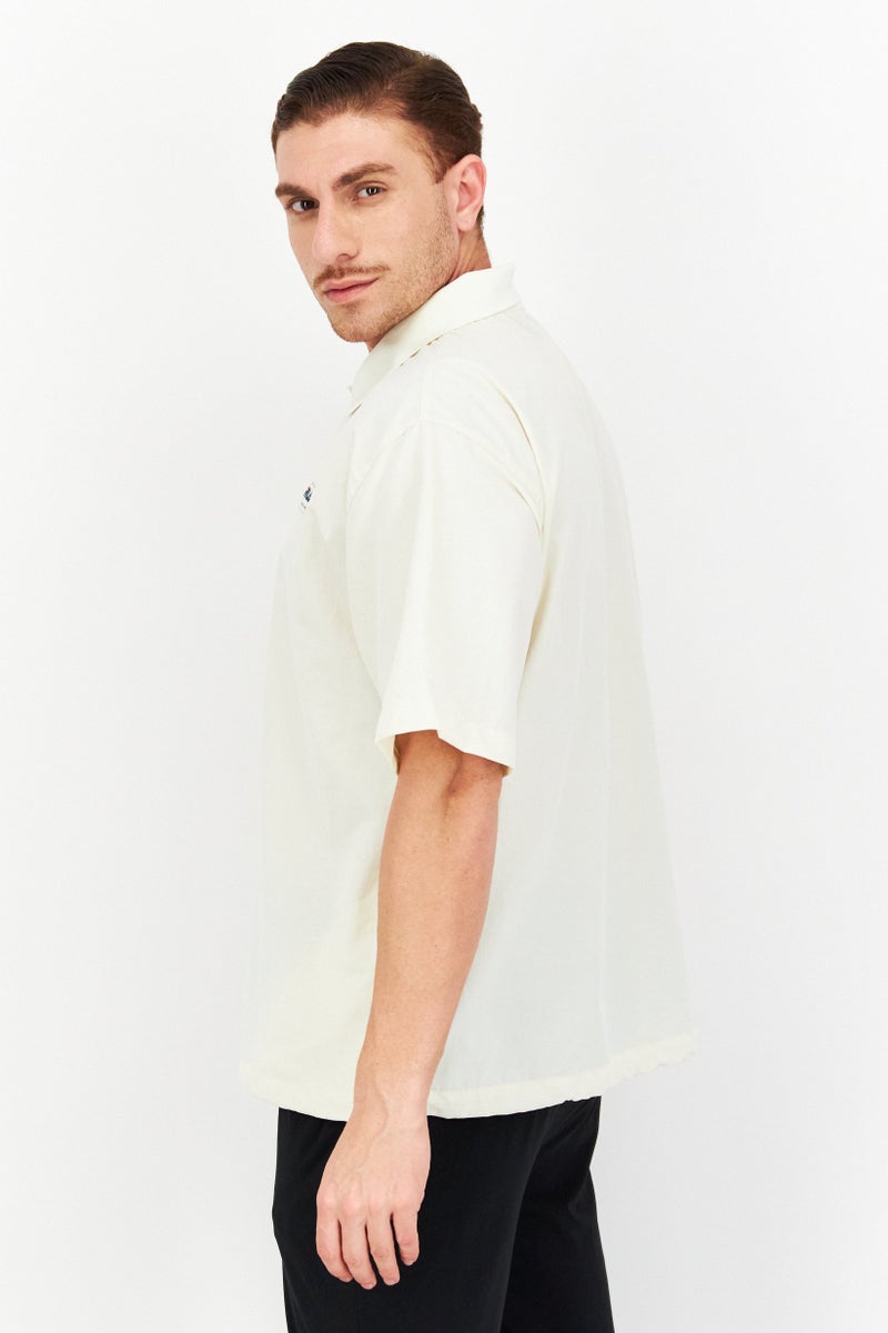 FILA تي شيرت بولو رياضي للرجال بشعار العلامة التجارية، أبيض فاتح - Image 2