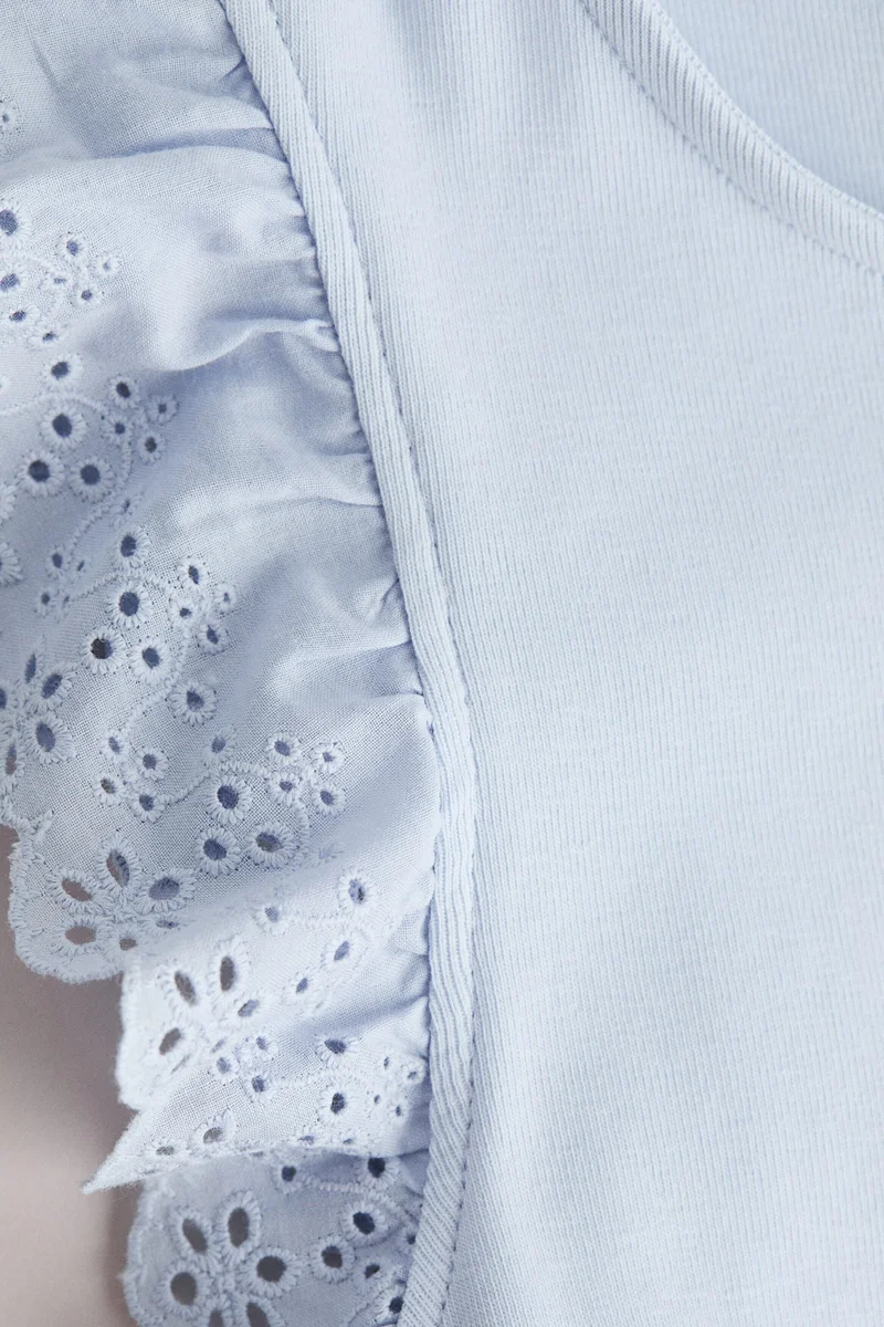 اتش اند ام بلوزة بأكمام مكشكشة وتطريزات ذات نمط انجليزي