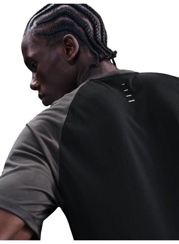 Nike City Marathon Stride T-Shirt - Image 4