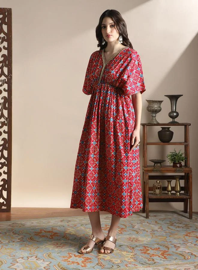 جلو باص فستان ميدي بطبعة عرقية وأكمام كيمونو