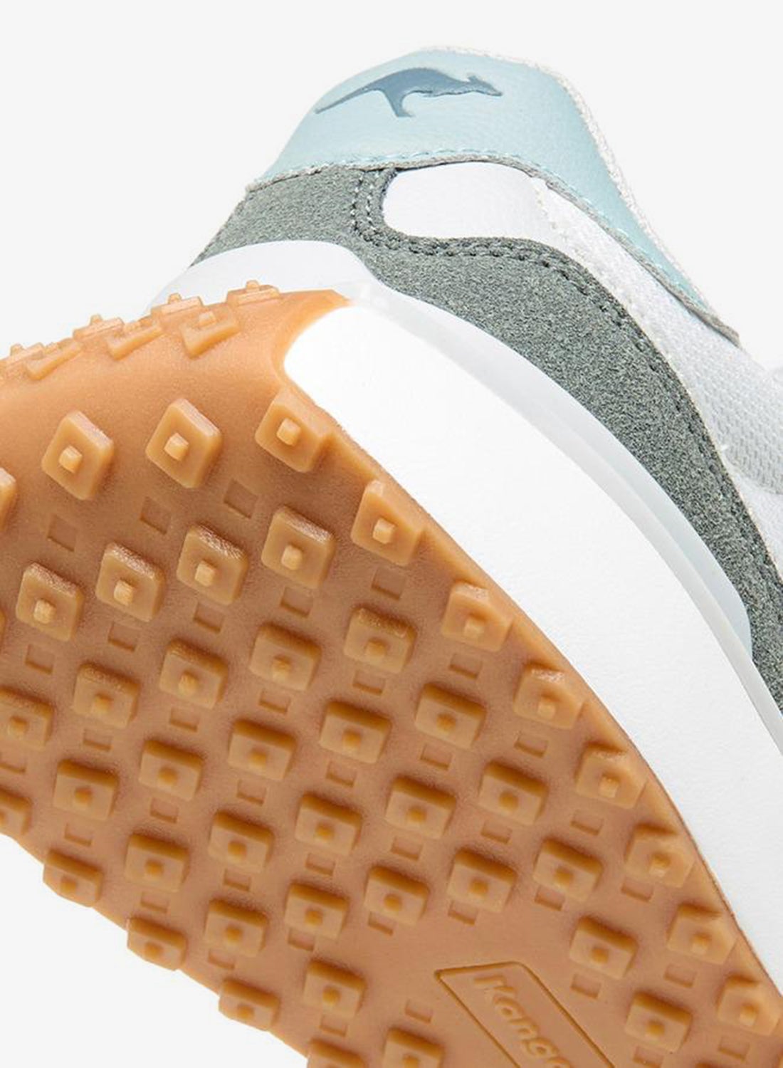 أحذية رياضية نسائية برباط وقطع دانتيل