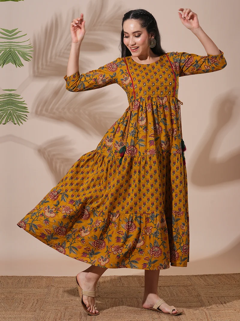 جلو باص فستان ميدي نسائي مطبوع بالزهور بتفاصيل حزام خصر و طبقات -