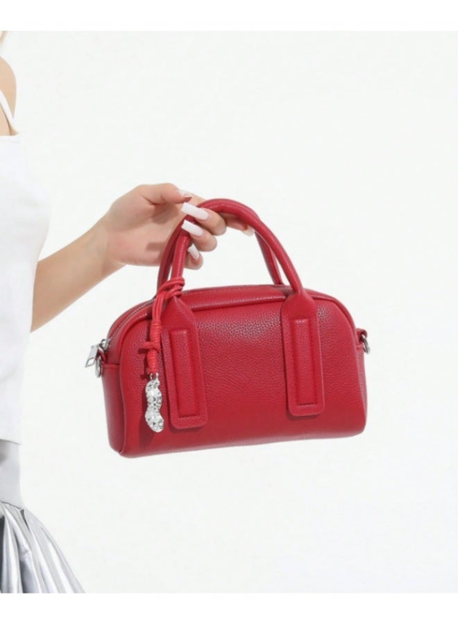 انوم باي منى حقيبة بوسطن حمراء جذابة بنقشة جلد الليتشي - تصميم كلاسيكي عتيق وعملي مع تعليقة فضية مميزة (موديل 2025) - Image 1