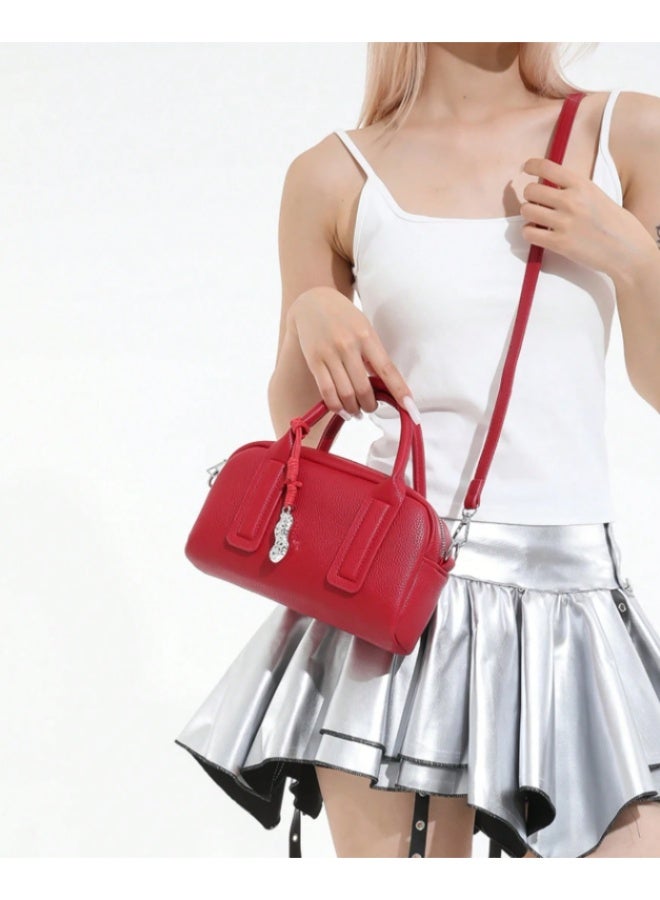 انوم باي منى حقيبة بوسطن حمراء جذابة بنقشة جلد الليتشي - تصميم كلاسيكي عتيق وعملي مع تعليقة فضية مميزة (موديل 2025) - Image 2