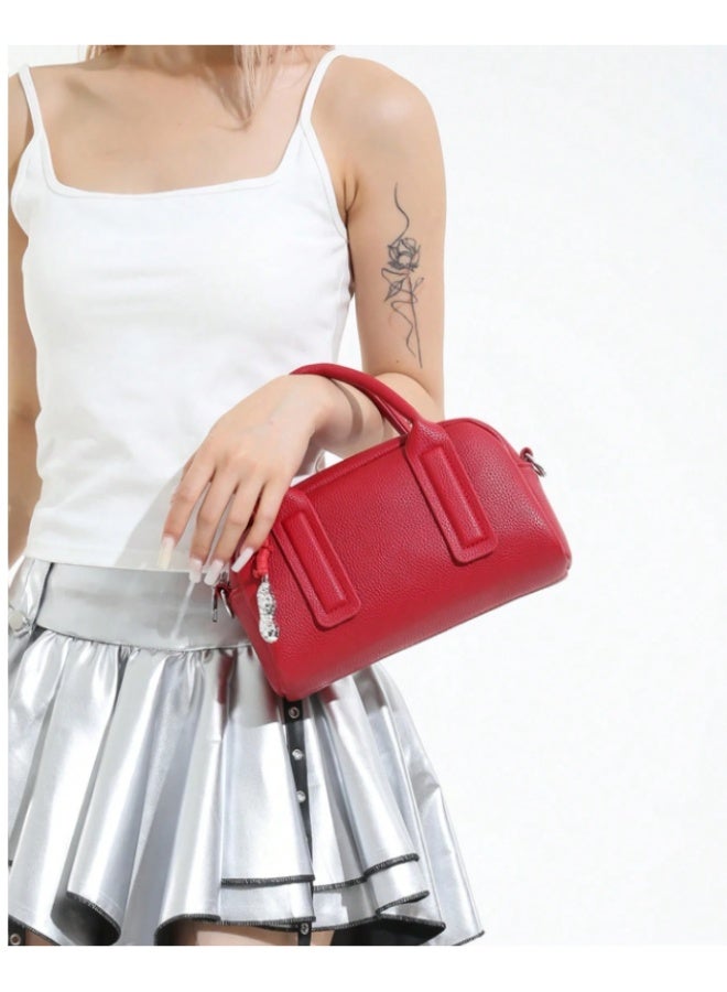 انوم باي منى حقيبة بوسطن حمراء جذابة بنقشة جلد الليتشي - تصميم كلاسيكي عتيق وعملي مع تعليقة فضية مميزة (موديل 2025) - Image 5