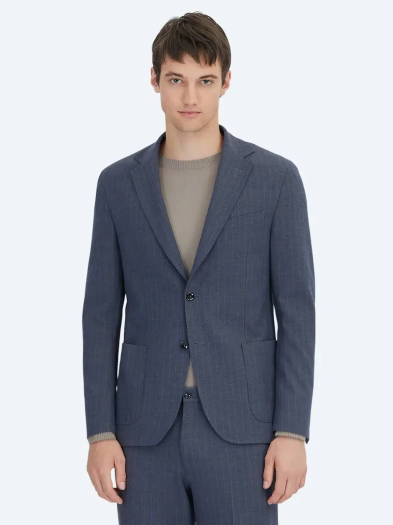 كيب بدلة مخططة باللون الأزرق الداكن الفاتح بقصة عصرية