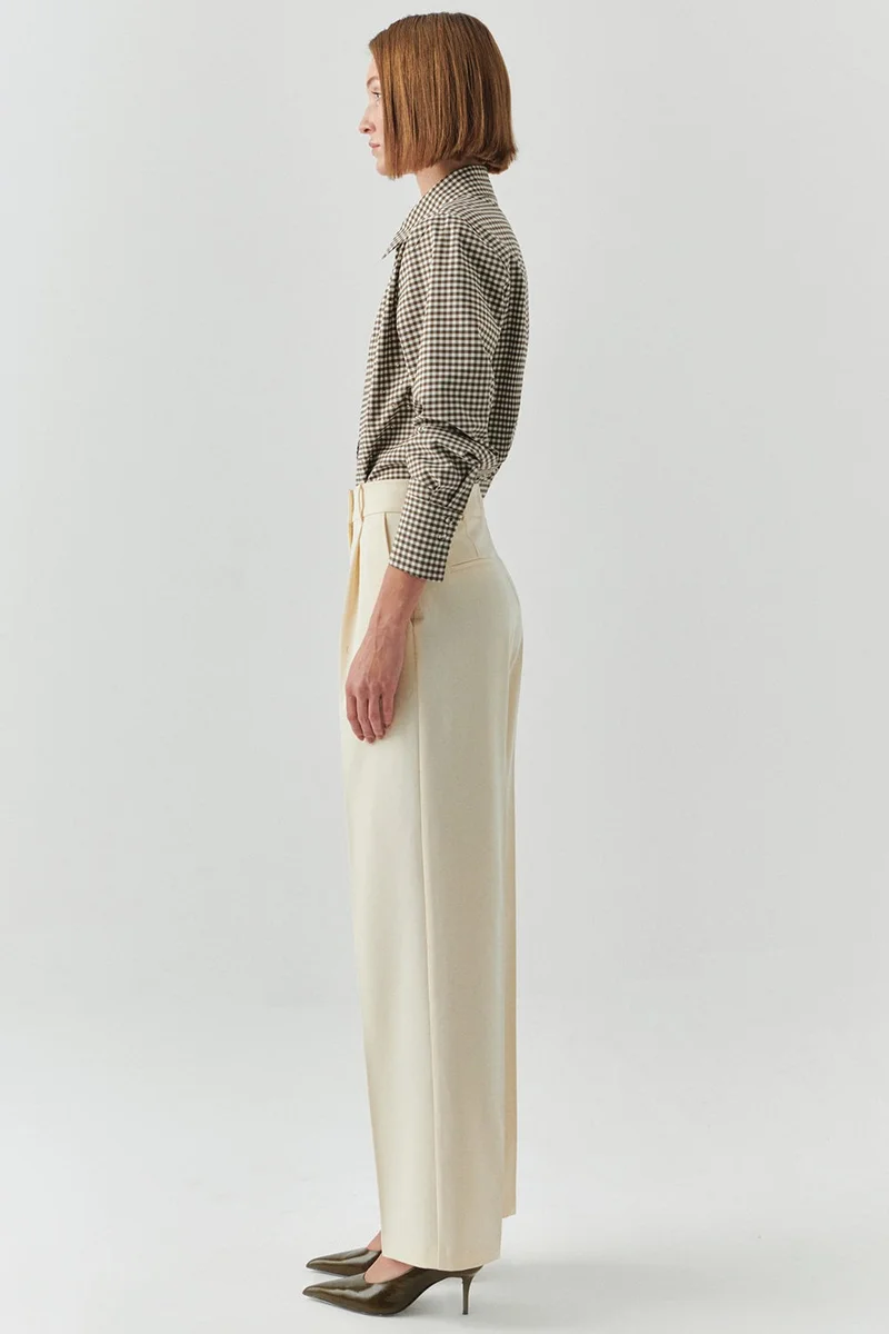 اكسيكيوز بنطال أبيض كريمي بخصر عالٍ وقصة مستقيمة وجيوب