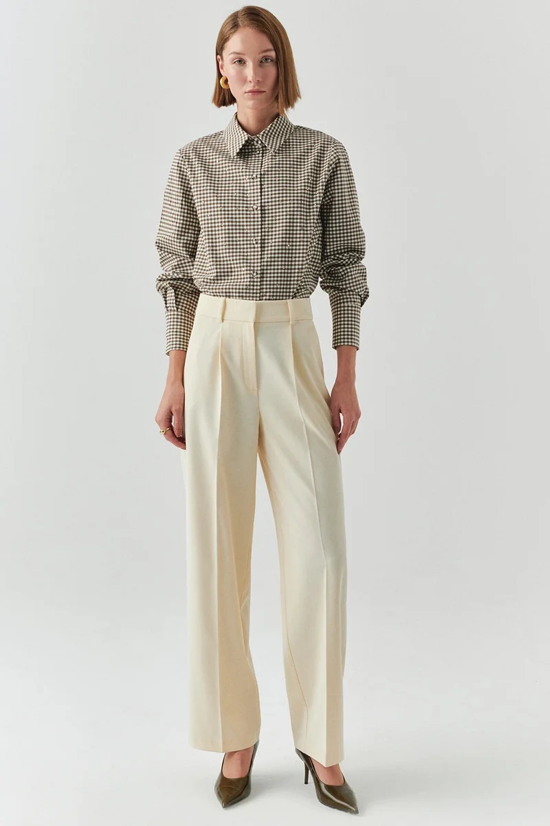 اكسيكيوز بنطال أبيض كريمي بخصر عالٍ وقصة مستقيمة وجيوب