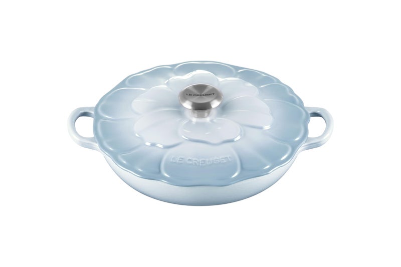Le Creuset لي كروزيه سينيجيتشر طاجن حديد زهر مزجج بتصميم بتلة 225qt أزرق ساحلي