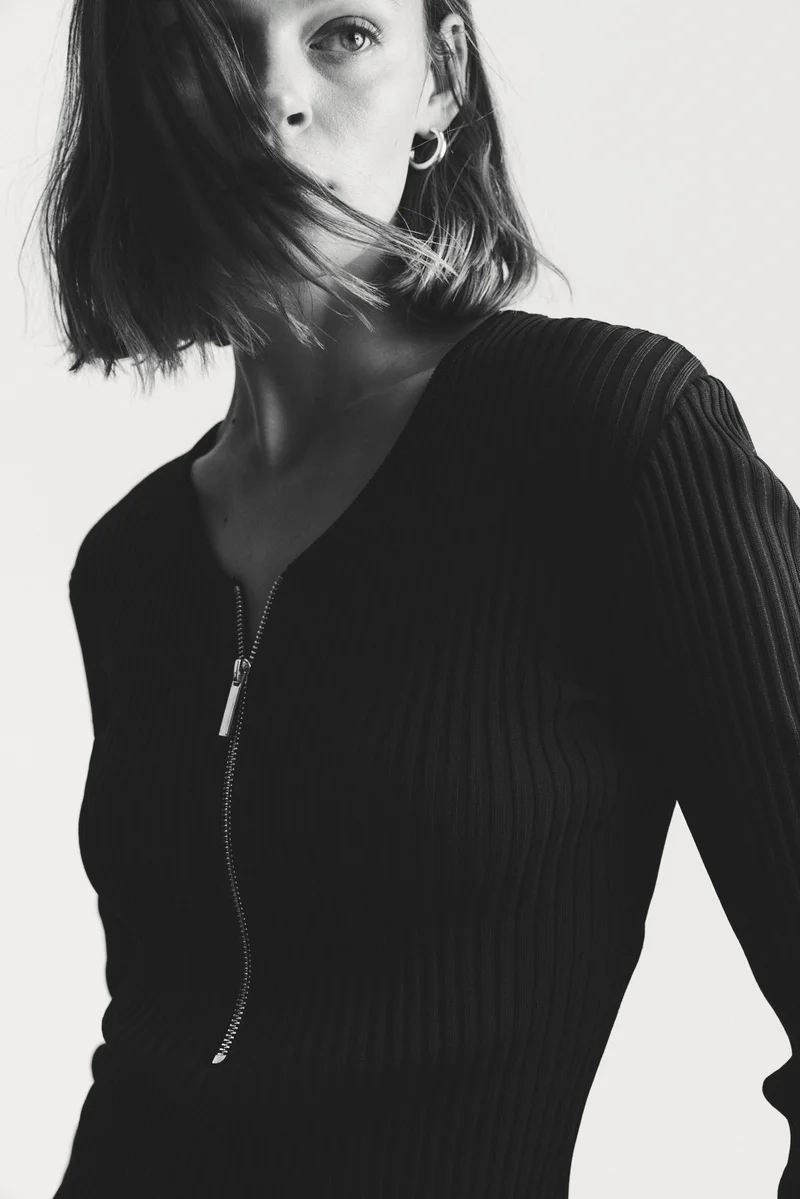 اتش اند ام بلوزة مرنة بسحاب من الأعلى