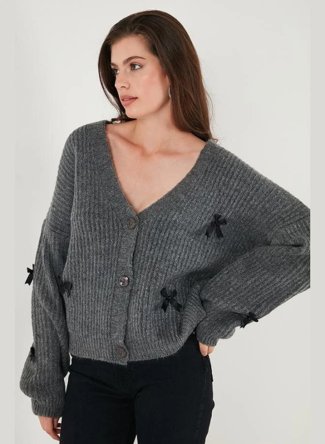 ليلا كارديجان نسائي ليلا بقصة واسعة وياقة على شكل حرف  مزين بفيونكة وأزرار