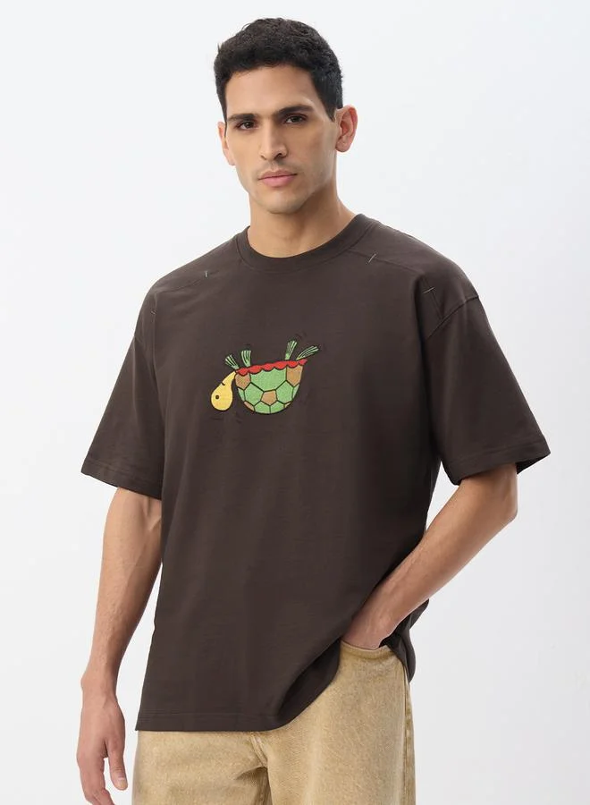 ذا سوليد ستور تيشيرت بقصة واسعة بتفاصيل سلحفاة للرجال