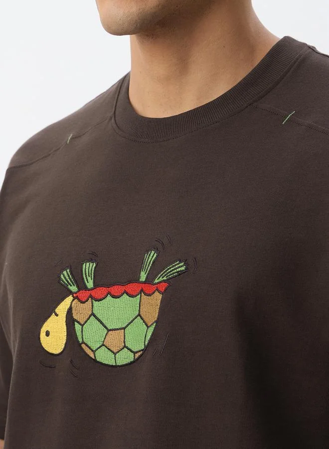 ذا سوليد ستور تيشيرت بقصة واسعة بتفاصيل سلحفاة للرجال