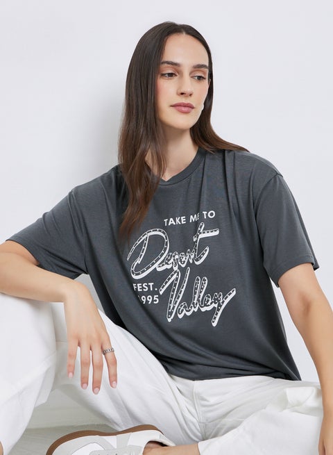 تيشيرت نسائي كبير بطبعة جرافيك بالفحم