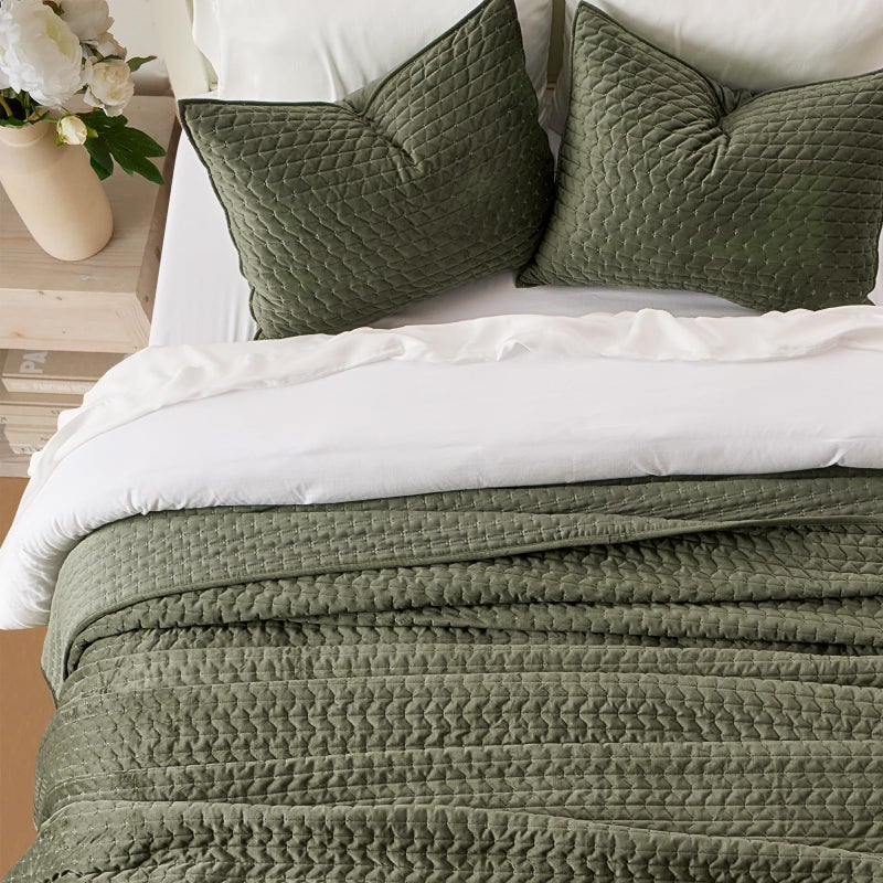 EverGrace Luxury Velvet Quilt Set King Size 3 Piece, Soft Cross-Stitch Velvet Comforter Set with Pillow Shams, Lightweight Coverlet Bedspread Bedding Set for All Seasons, Moss Green - Image 3