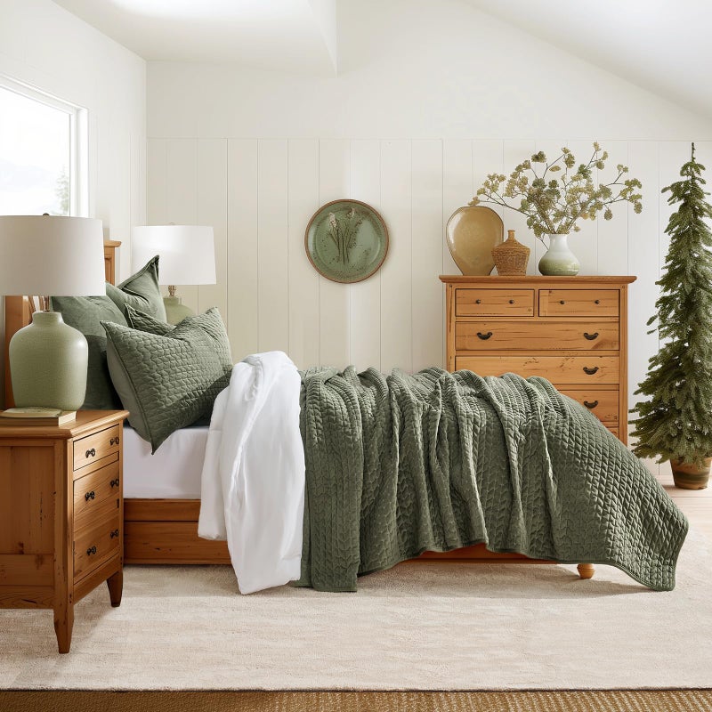 EverGrace Luxury Velvet Quilt Set King Size 3 Piece, Soft Cross-Stitch Velvet Comforter Set with Pillow Shams, Lightweight Coverlet Bedspread Bedding Set for All Seasons, Moss Green - Image 2