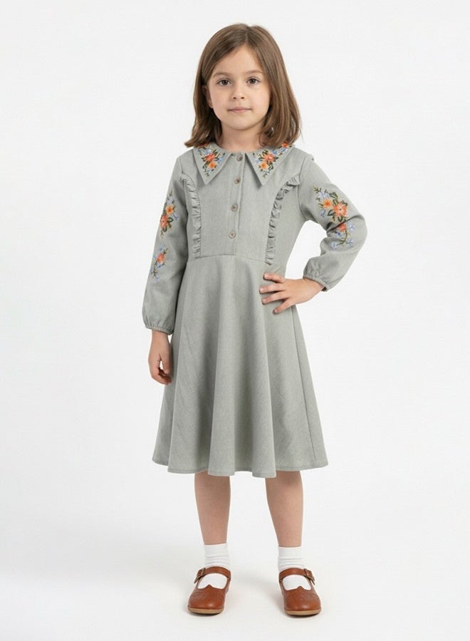 عبايات حوراء فستان بناتي أنيق بأكمام طويلة وتطريز أزهار على الياقة والأكمام - لون زيتي فاتح - Image 1