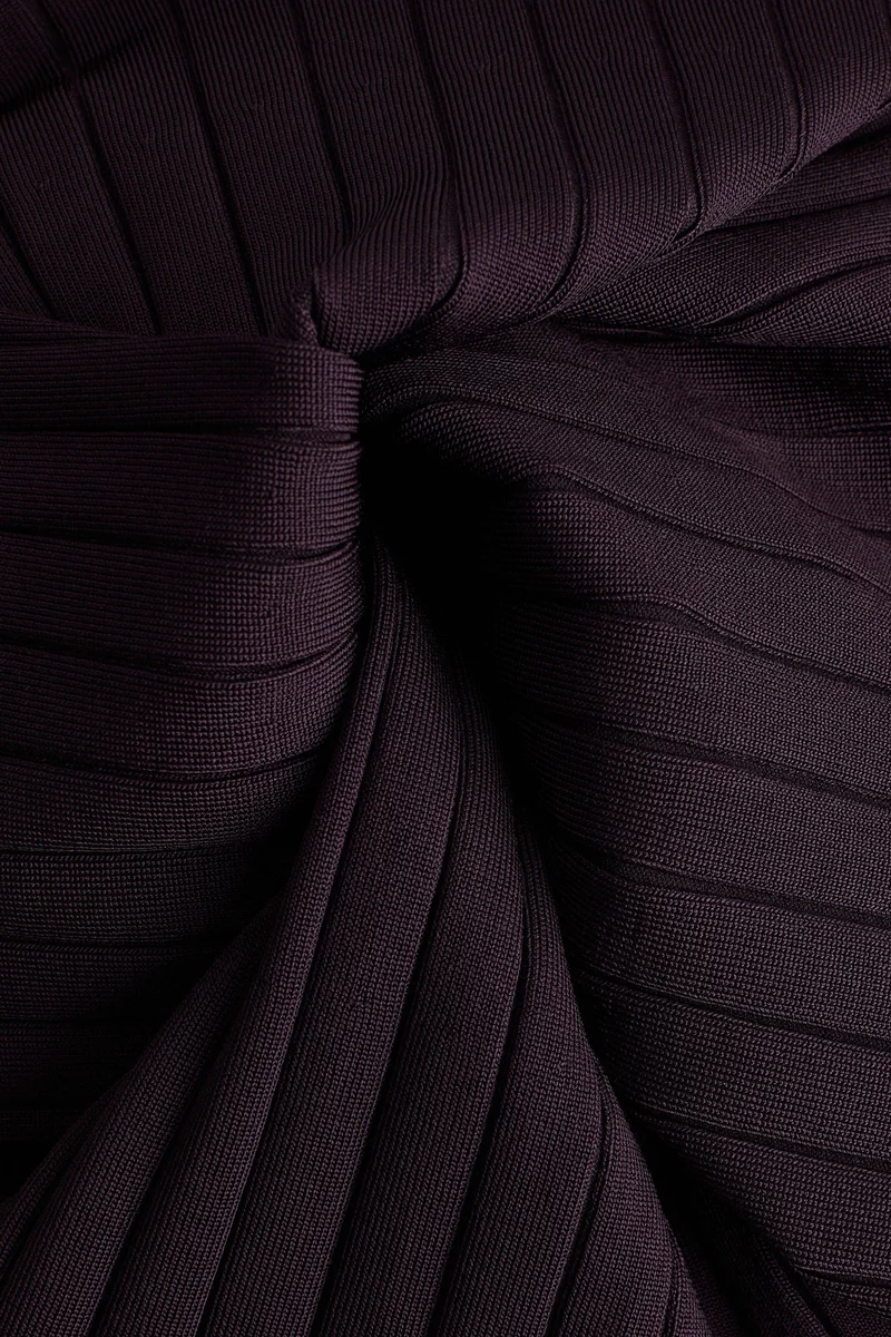 اتش اند ام فستان محبوك من نسيج مرن