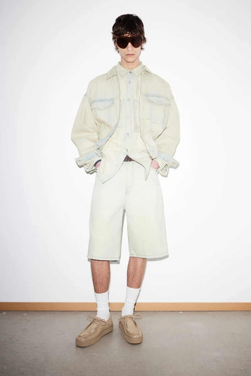 اتش اند ام شورت فضفاض من الدنيم