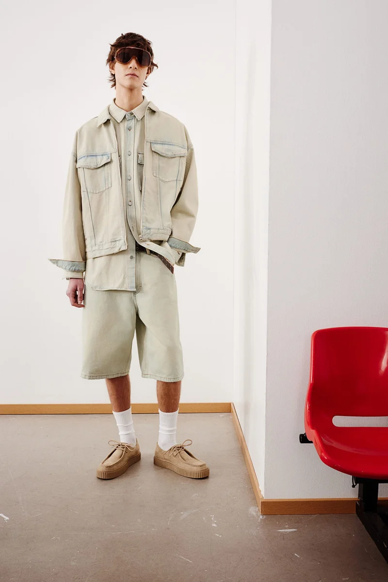 اتش اند ام شورت فضفاض من الدنيم