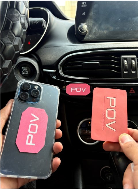 POV On The Go – حامل موبايل قوي، بيثبت بالمغناطيس على أي سطح حديد، سواء في العربية أو الجيم أو البيت ممتاز لو بتصور وأنت بتتحرك، أو محتاج تثبيت آمن للموبايل. - وردي