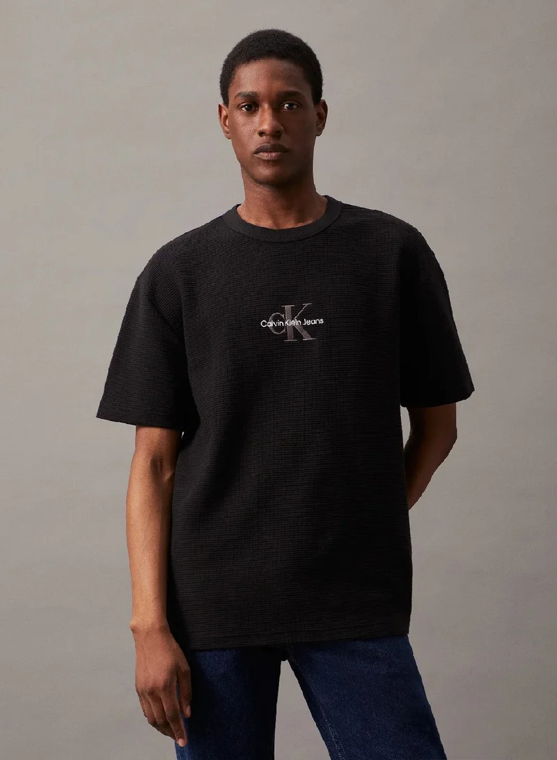 كالفن كلاين جينز تيشرت مريح بنمط وافل مزين بحروف كلفن كلاين