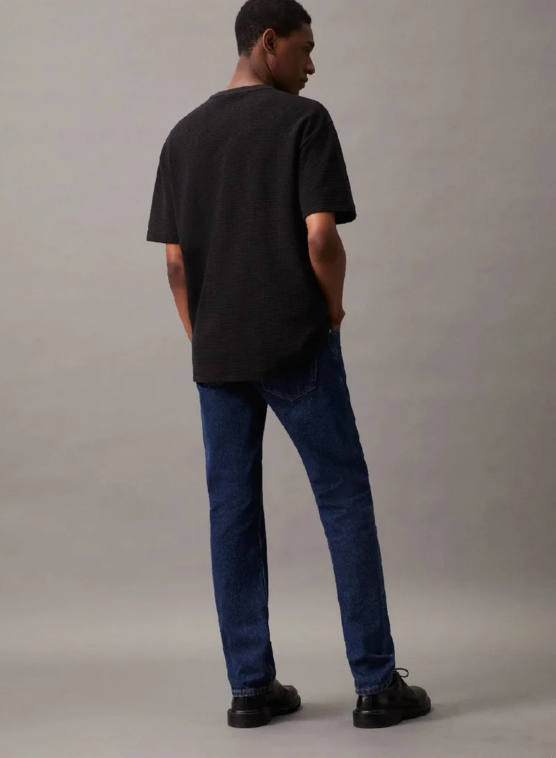 كالفن كلاين جينز تيشرت مريح بنمط وافل مزين بحروف كلفن كلاين