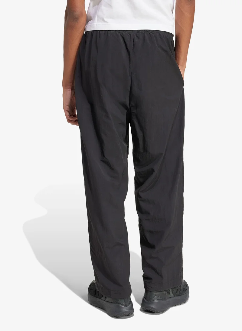 اديداس بنطلون بفتحة عند الحاشية بشعار صغير أساسي منسوج