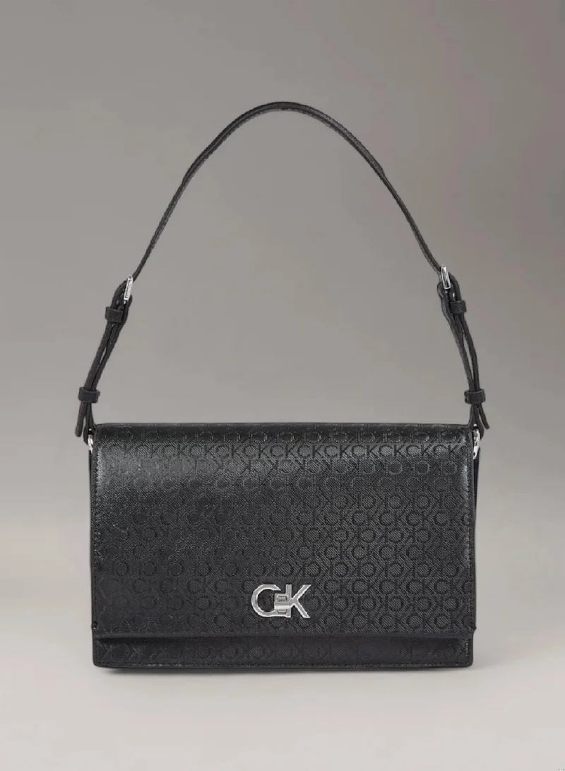 كالفن كلاين شنطة كتف مزينة بحروف كلفن كلاين