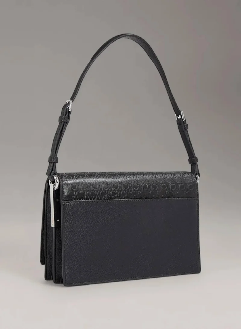 كالفن كلاين شنطة كتف مزينة بحروف كلفن كلاين