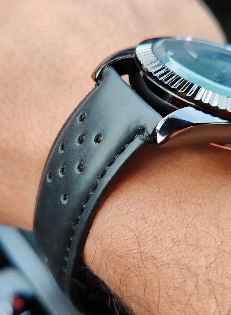 TOMI An elegant black analogue watch with a leather strap from TOMI for both men and women - Image 4