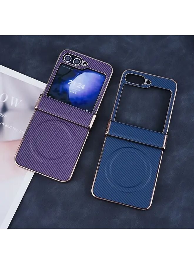 غطاء Galaxy Z Flip 6 بنمط ألياف الكربون مقاوم للانزلاق شحن لاسلكي بني - Image 3