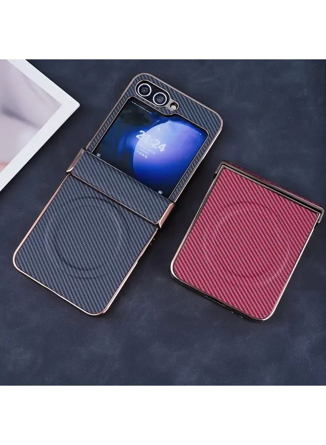 غطاء Galaxy Z Flip 6 بنمط ألياف الكربون مقاوم للانزلاق شحن لاسلكي بني - Image 4