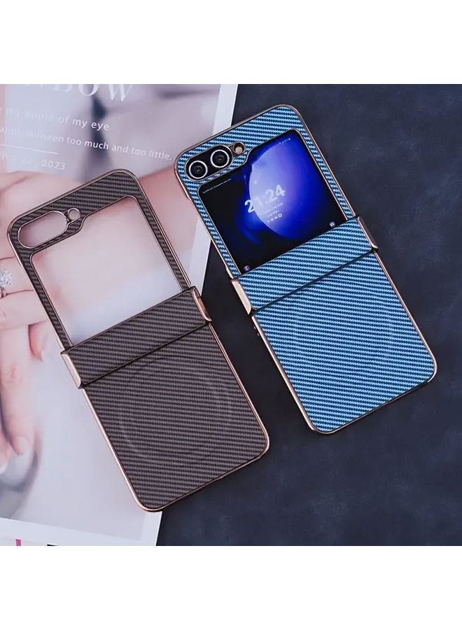 غطاء Galaxy Z Flip 6 بنمط ألياف الكربون مقاوم للانزلاق شحن لاسلكي بني - Image 2