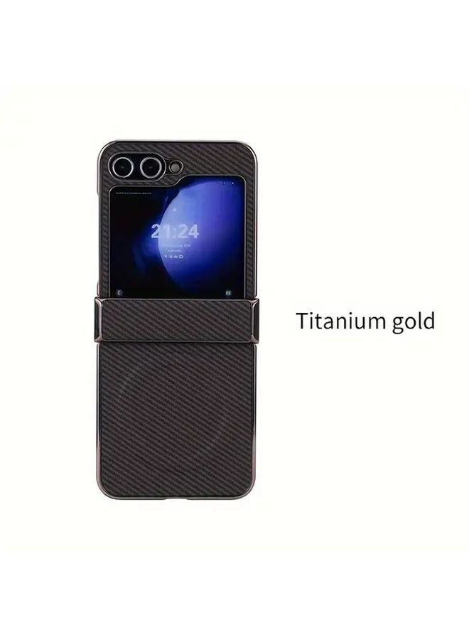 غطاء Galaxy Z Flip 6 بنمط ألياف الكربون مقاوم للانزلاق شحن لاسلكي بني - Image 1