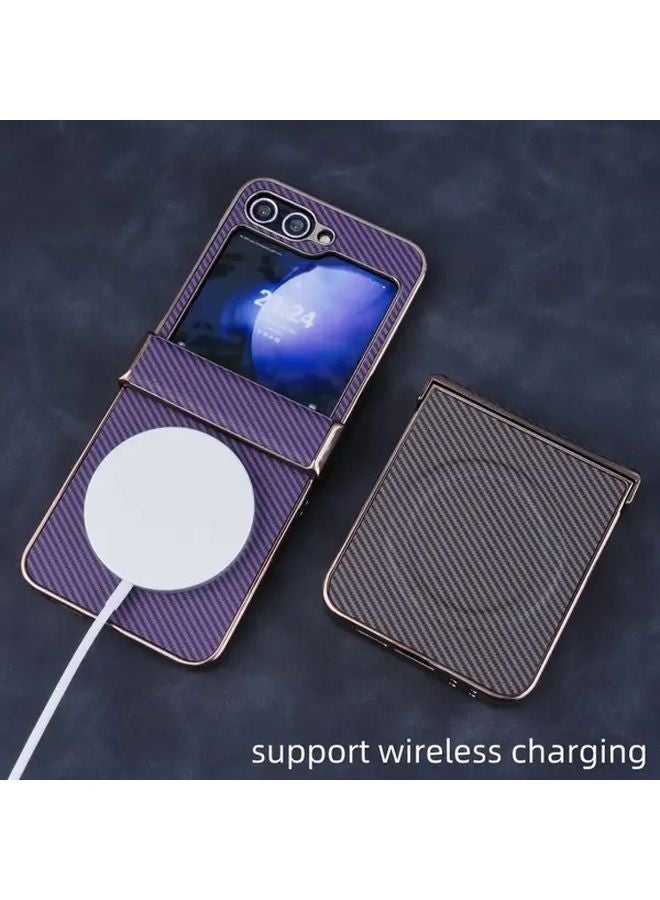 غطاء Galaxy Z Flip 6 بنمط ألياف الكربون مقاوم للانزلاق شحن لاسلكي بني - Image 5