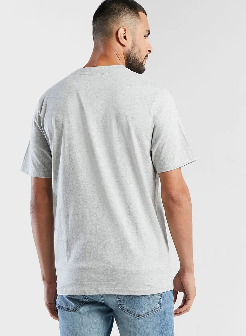 فيلا تيشيرت مزين بشعار الماركة