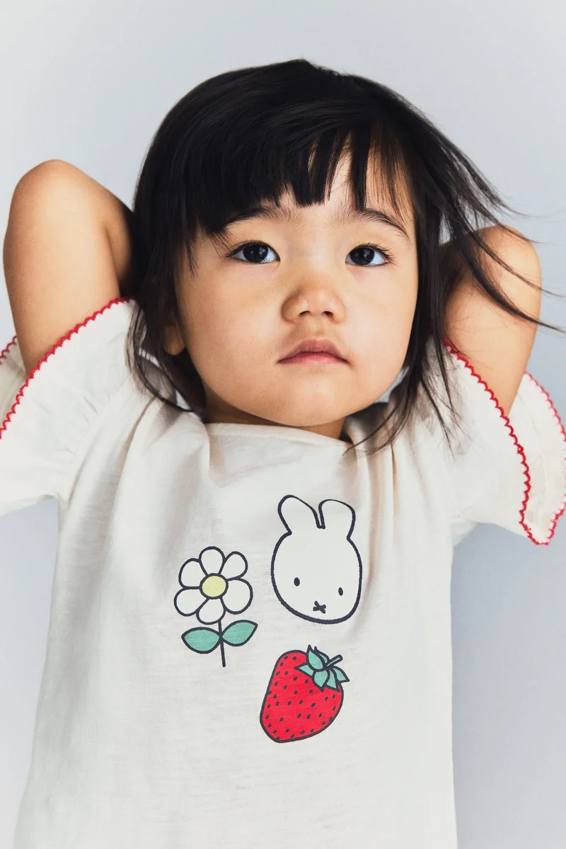 اتش اند ام بلوزة من القطن مزيّنة بطبعة