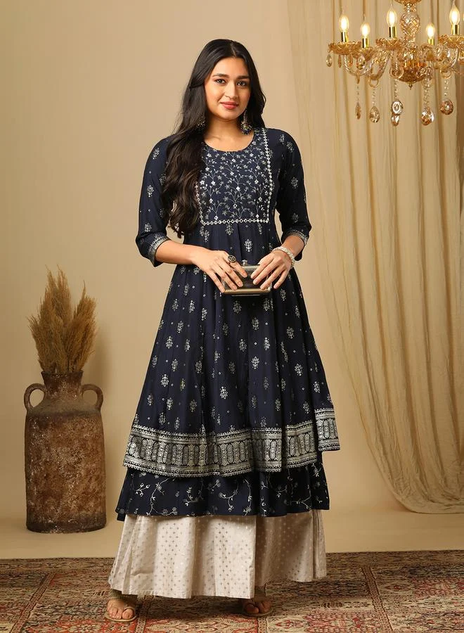 جلو باص كورتا أناركلي بطبقات مزينة بتطريز وترتر بطبعة جال ذهبية