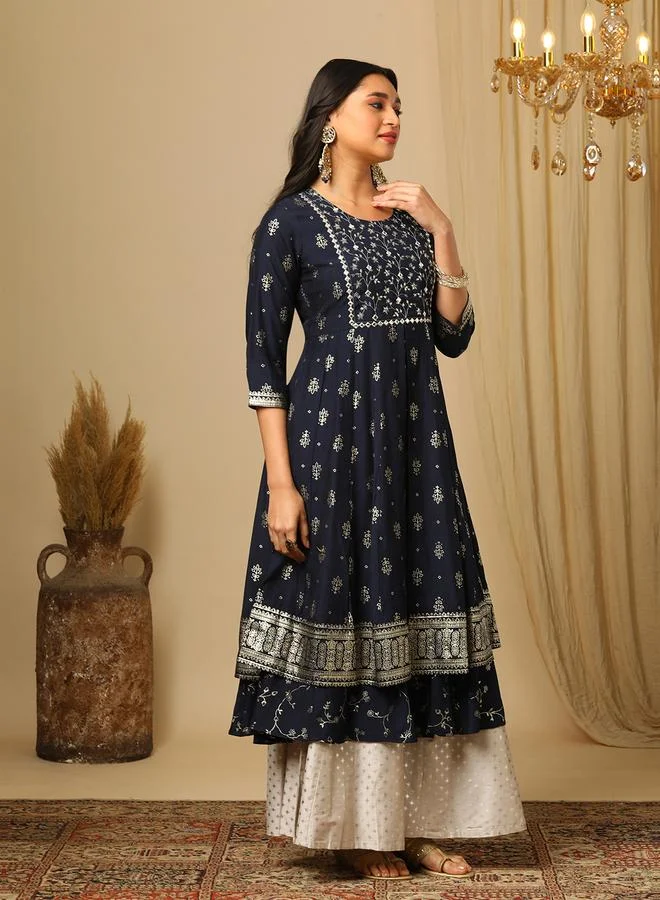 جلو باص كورتا أناركلي بطبقات مزينة بتطريز وترتر بطبعة جال ذهبية