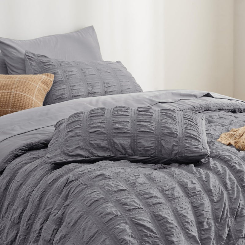 Bedsure مجموعة لحاف بحجم كينج مكونة من 7 قطع سرير في حقيبة، بنقشة سيريكر مربعة، طقم سرير بوهو خفيف وناعم، مع 1 لحاف (265 سم × 230 سم)، 1 ملاءة مطابقة (198 سم × 203 سم) بجيب عميق 35 سم، 1 ملاءة مسطحة (275 سم × 260 سم)، 2 وسادات (50 سم × 100 سم) و2 غطاء وسادة (50 سم × 90 سم)، رمادي - Image 4