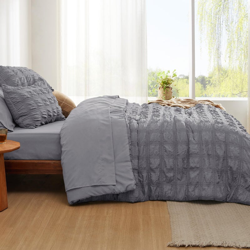 Bedsure مجموعة لحاف بحجم كينج مكونة من 7 قطع سرير في حقيبة، بنقشة سيريكر مربعة، طقم سرير بوهو خفيف وناعم، مع 1 لحاف (265 سم × 230 سم)، 1 ملاءة مطابقة (198 سم × 203 سم) بجيب عميق 35 سم، 1 ملاءة مسطحة (275 سم × 260 سم)، 2 وسادات (50 سم × 100 سم) و2 غطاء وسادة (50 سم × 90 سم)، رمادي - Image 5