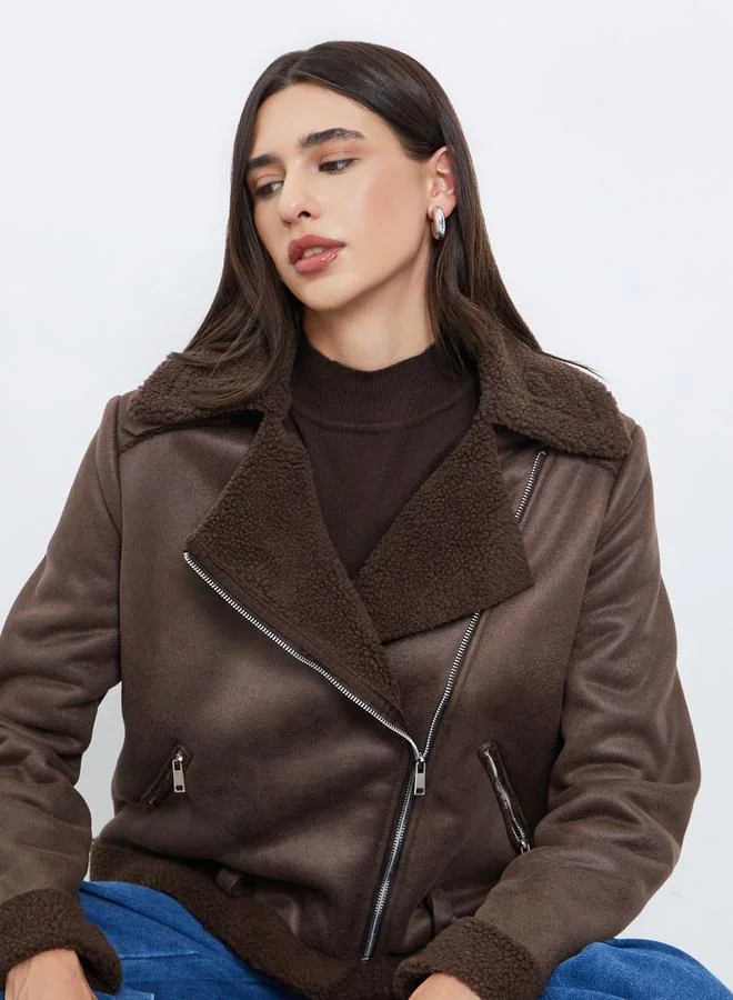 ستايلي جاكيت بايكر بمظهر الشمواه وحواف فرو صناعي